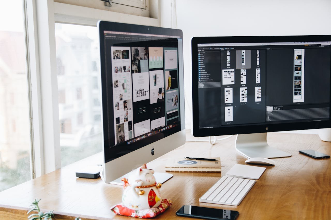 pexels-photo-326502 Silver Imac on Top of Brown Wooden Table